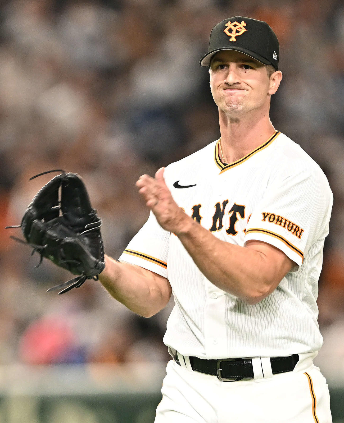 巨人対日本ハム　4回を投げ終えグラブをたたく巨人先発のグリフィン（撮影・滝沢徹郎）