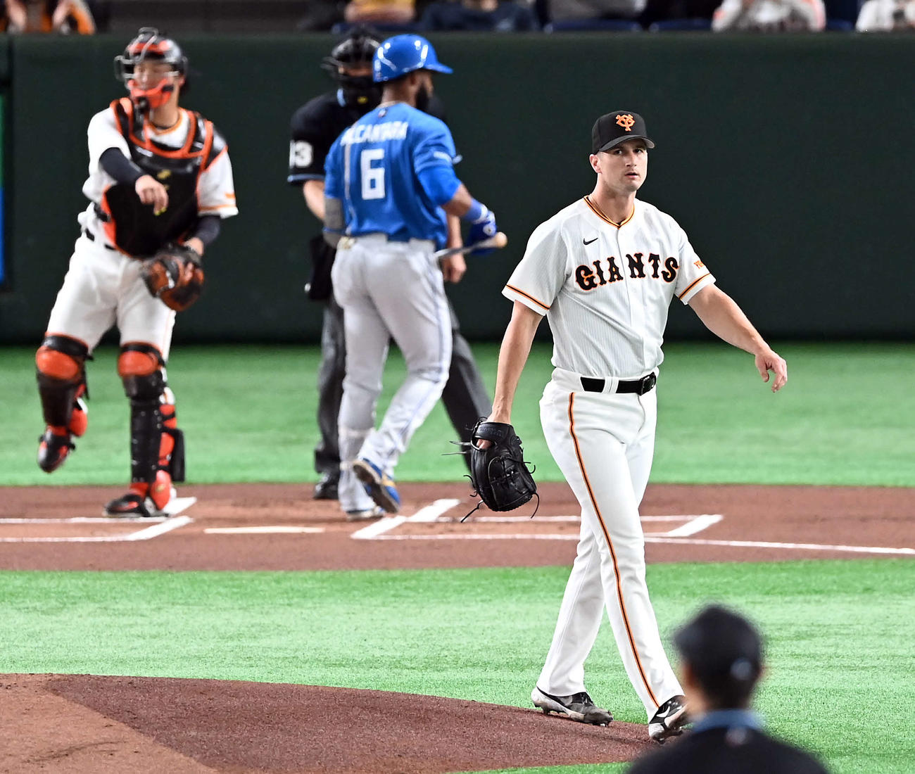 巨人対日本ハム　1回表日本ハム無死、アルカンタラを空振り三振に打ち取る巨人の先発グリフィン（撮影・たえ見朱実）