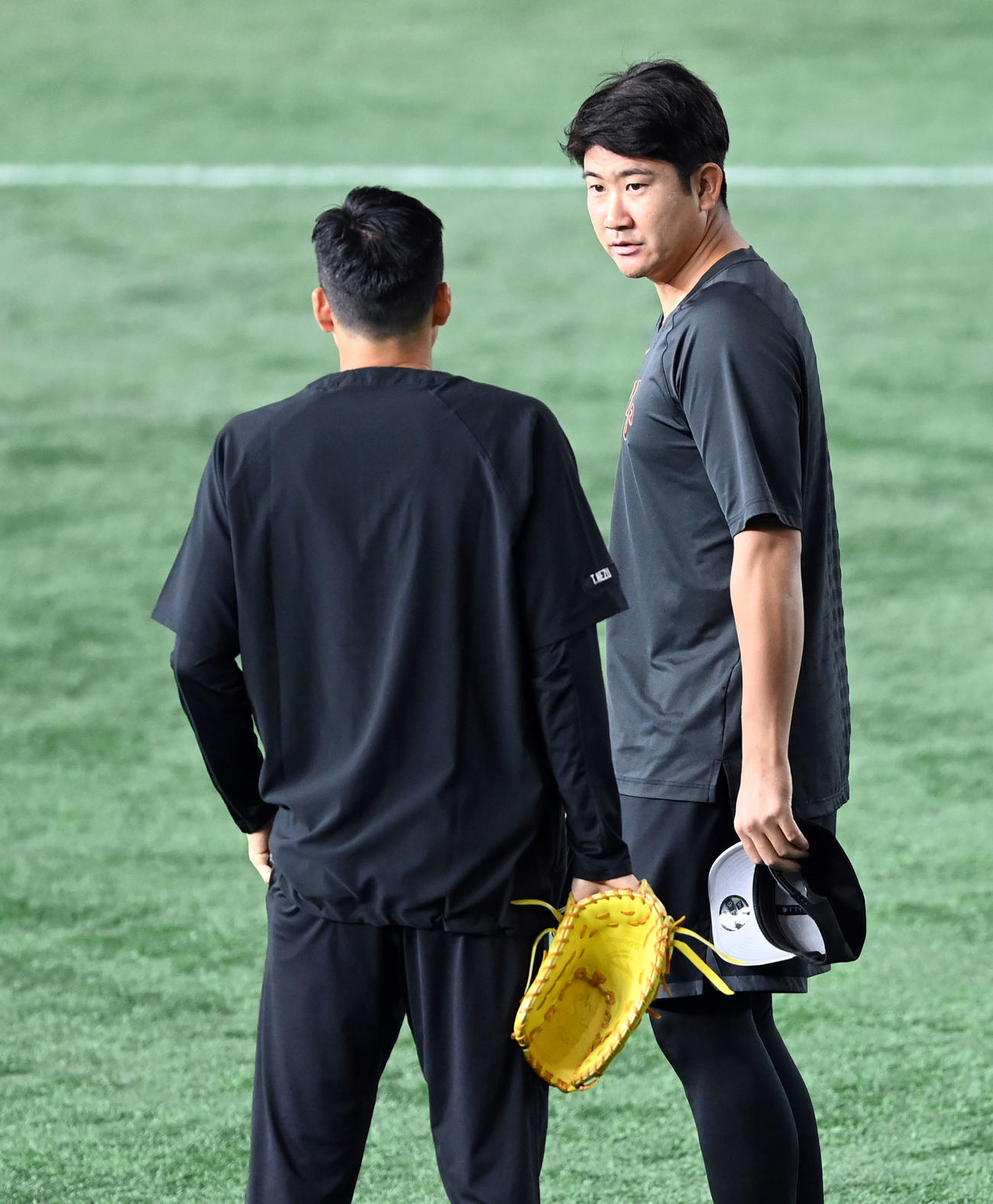 巨人対日本ハム　練習に姿を見せたもののウオームアップだけで引き揚げた巨人菅野（撮影・たえ見朱実）