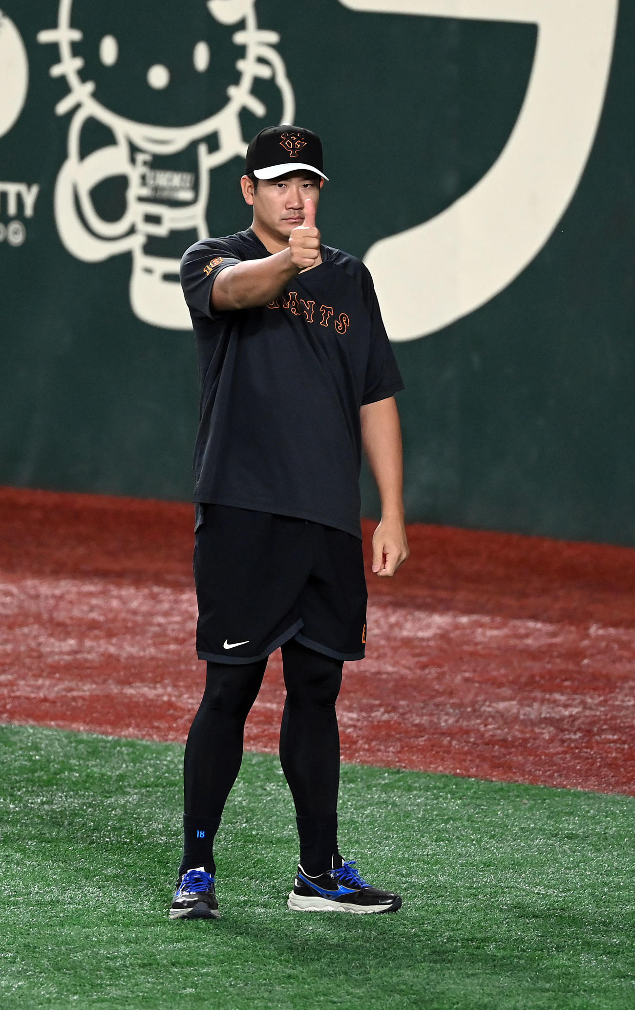 巨人対日本ハム　練習に姿を見せたもののウオームアップだけで引き揚げた巨人菅野（撮影・たえ見朱実）