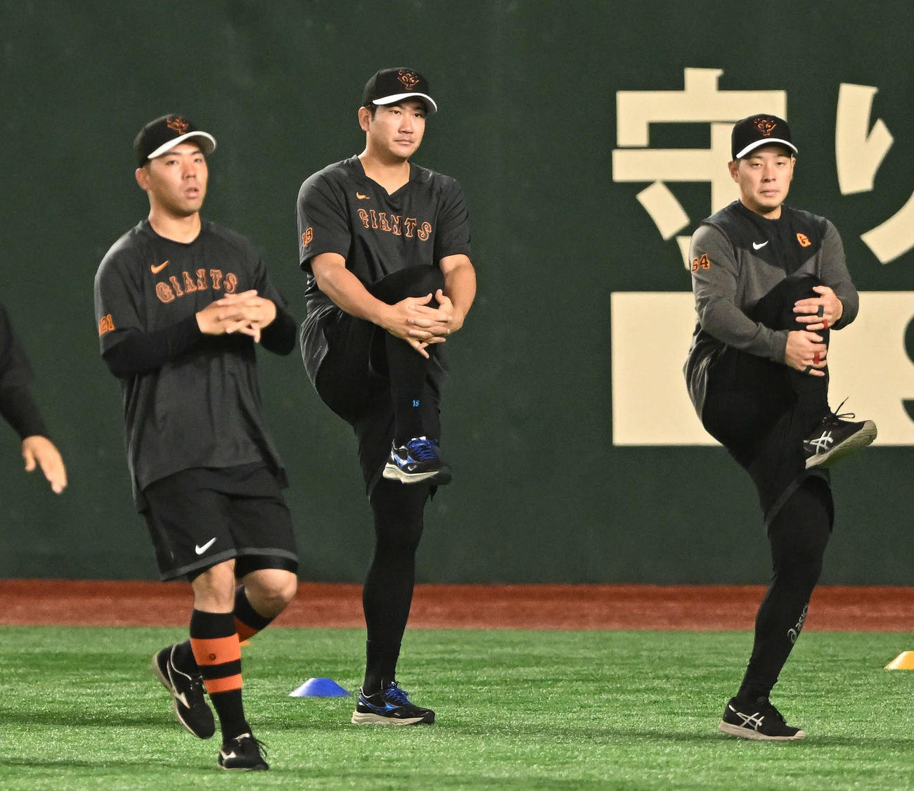 巨人－日本ハム戦の試合前練習でウオーミングアップする巨人菅野（中央）（撮影・滝沢徹郎）