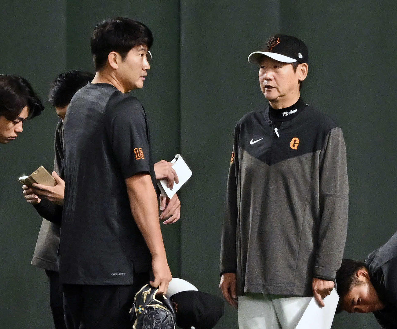 巨人－日本ハム戦の試合前練習で巨人菅野（左）は阿波野投手チーフコーチと話す（撮影・滝沢徹郎）