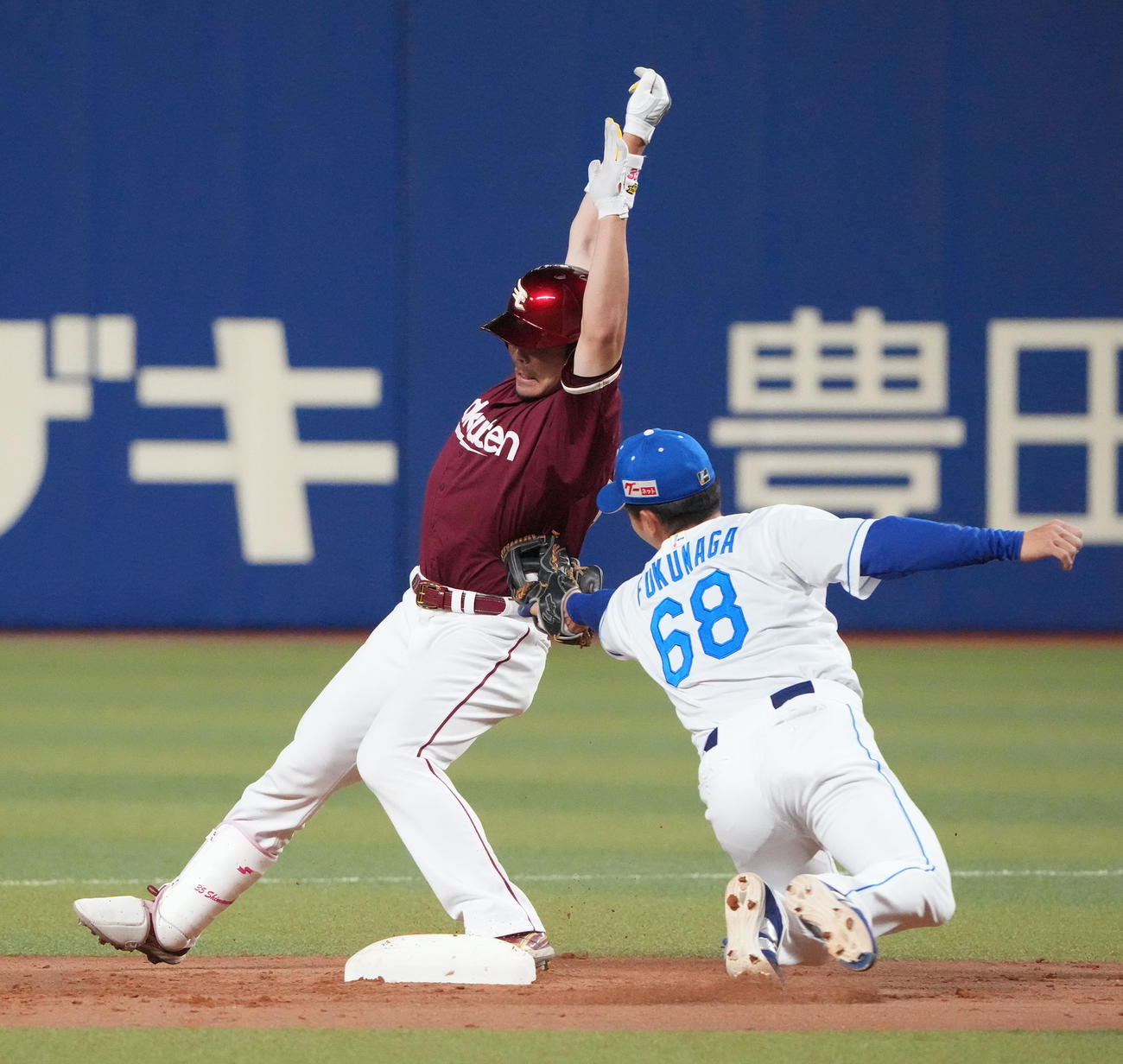 中日対楽天　1回表楽天1死二塁、左適時二塁打を放った島内（左）（撮影・森本幸一）