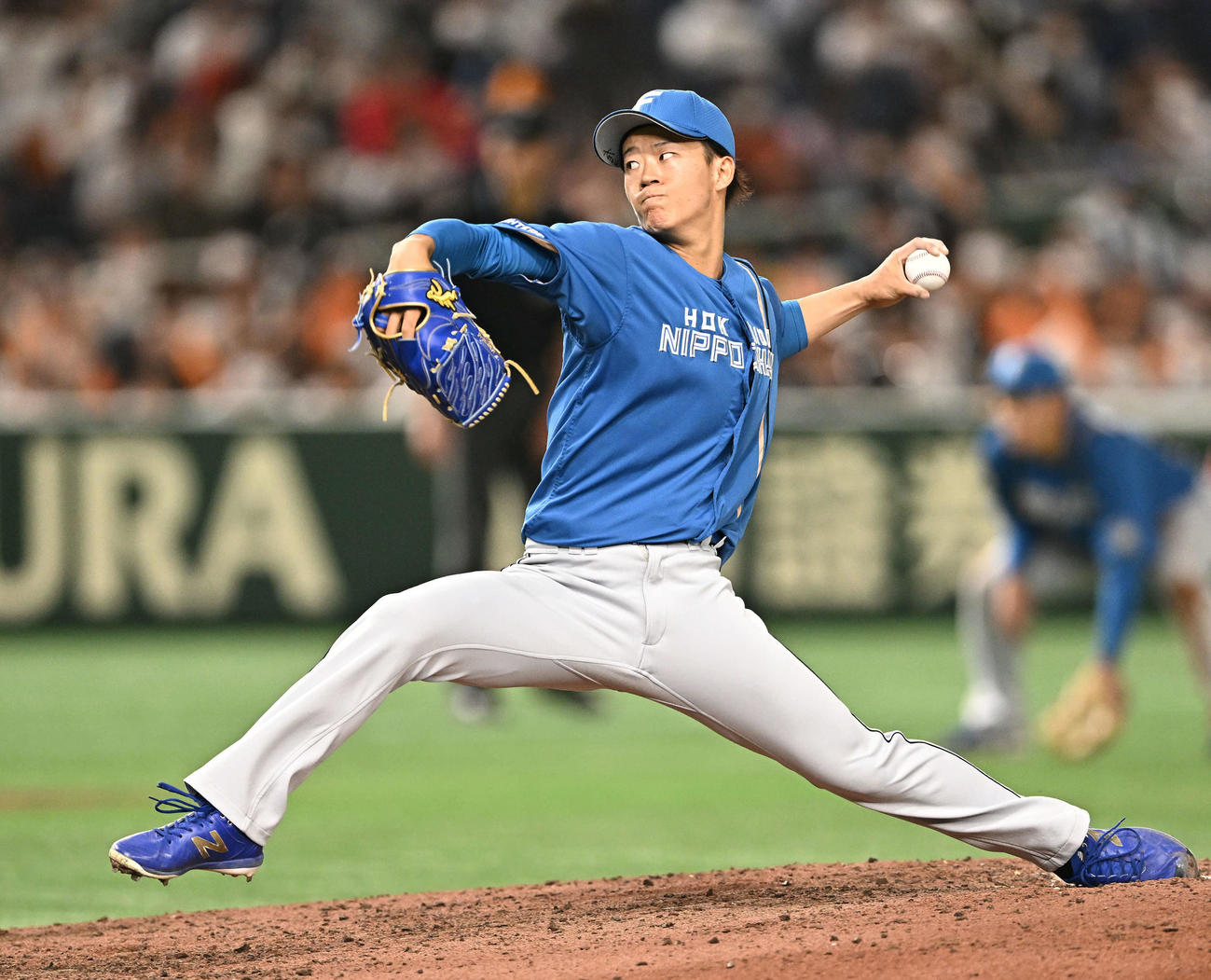 巨人対日本ハム　日本ハム3番手で投球する矢沢（撮影・滝沢徹郎）