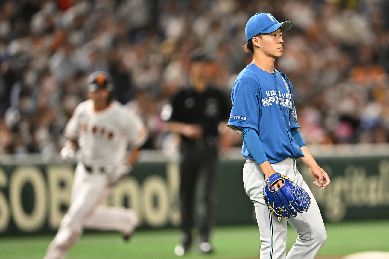 巨人対日本ハム　6回裏巨人2死二、三塁、代打中田翔を右飛に打ち取る矢沢（撮影・滝沢徹郎）