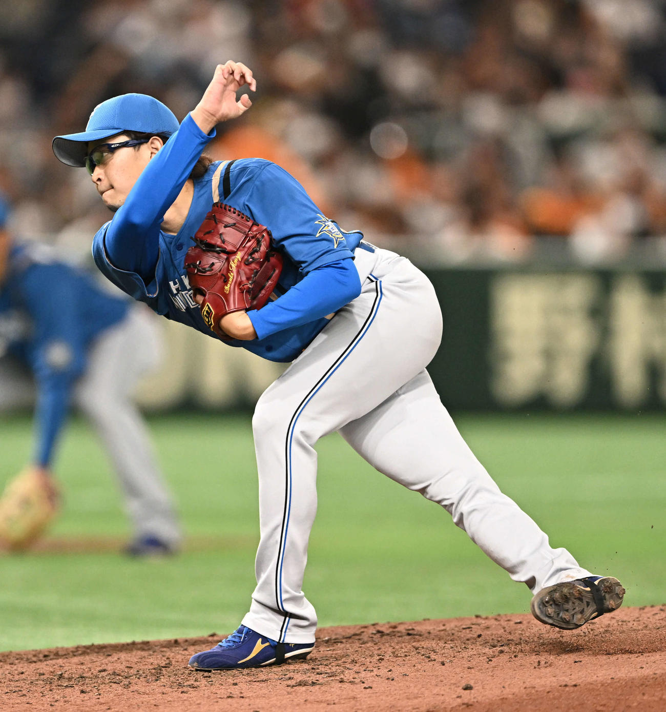 巨人対日本ハム　日本ハム2番手で投球する鈴木（撮影・滝沢徹郎）