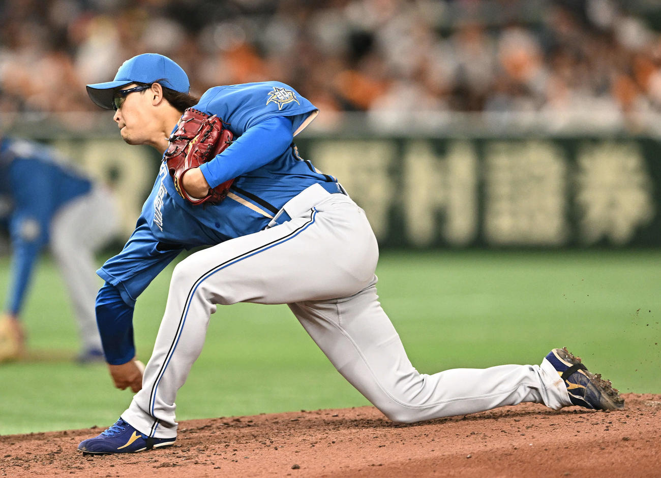 巨人対日本ハム　日本ハム2番手で投球する鈴木（撮影・滝沢徹郎）