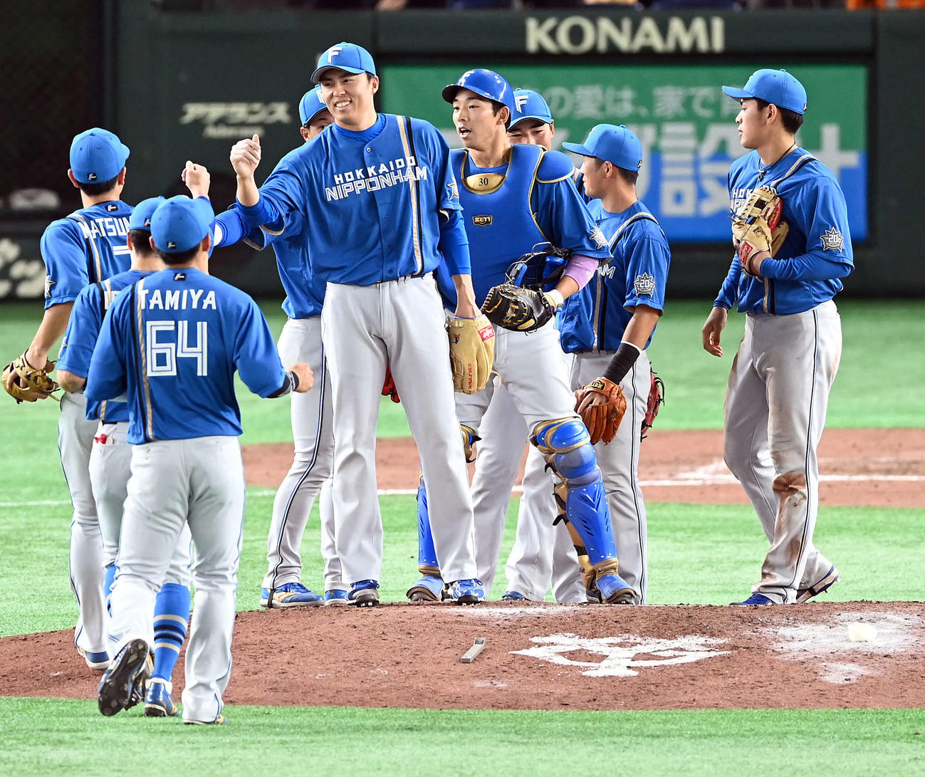 巨人対日本ハム　巨人に勝利し笑顔を見せる日本ハム田中正（中央）等ナイン（撮影・たえ見朱実）