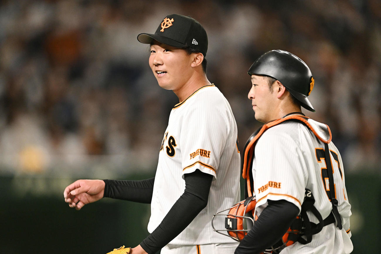 巨人対日本ハム　6回表、巨人2番手の田中千（左）は捕手岸田と引き揚げる（撮影・滝沢徹郎）