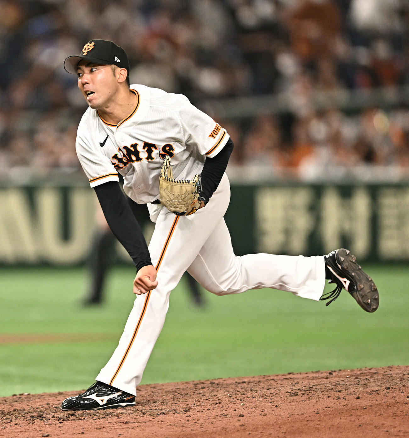 巨人対日本ハム　巨人3番手で投球する松井（撮影・滝沢徹郎）