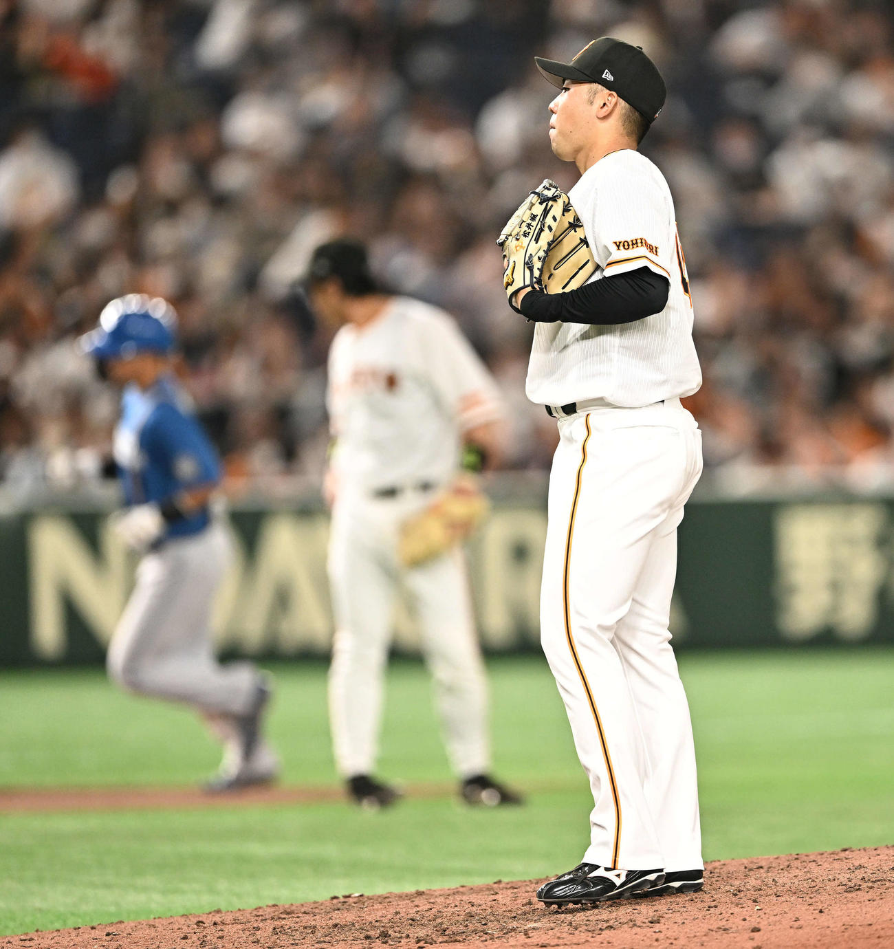 巨人対日本ハム　7回表日本ハム1死二塁、上川畑（左後方）に2点本塁打を浴びる松井（撮影・滝沢徹郎）