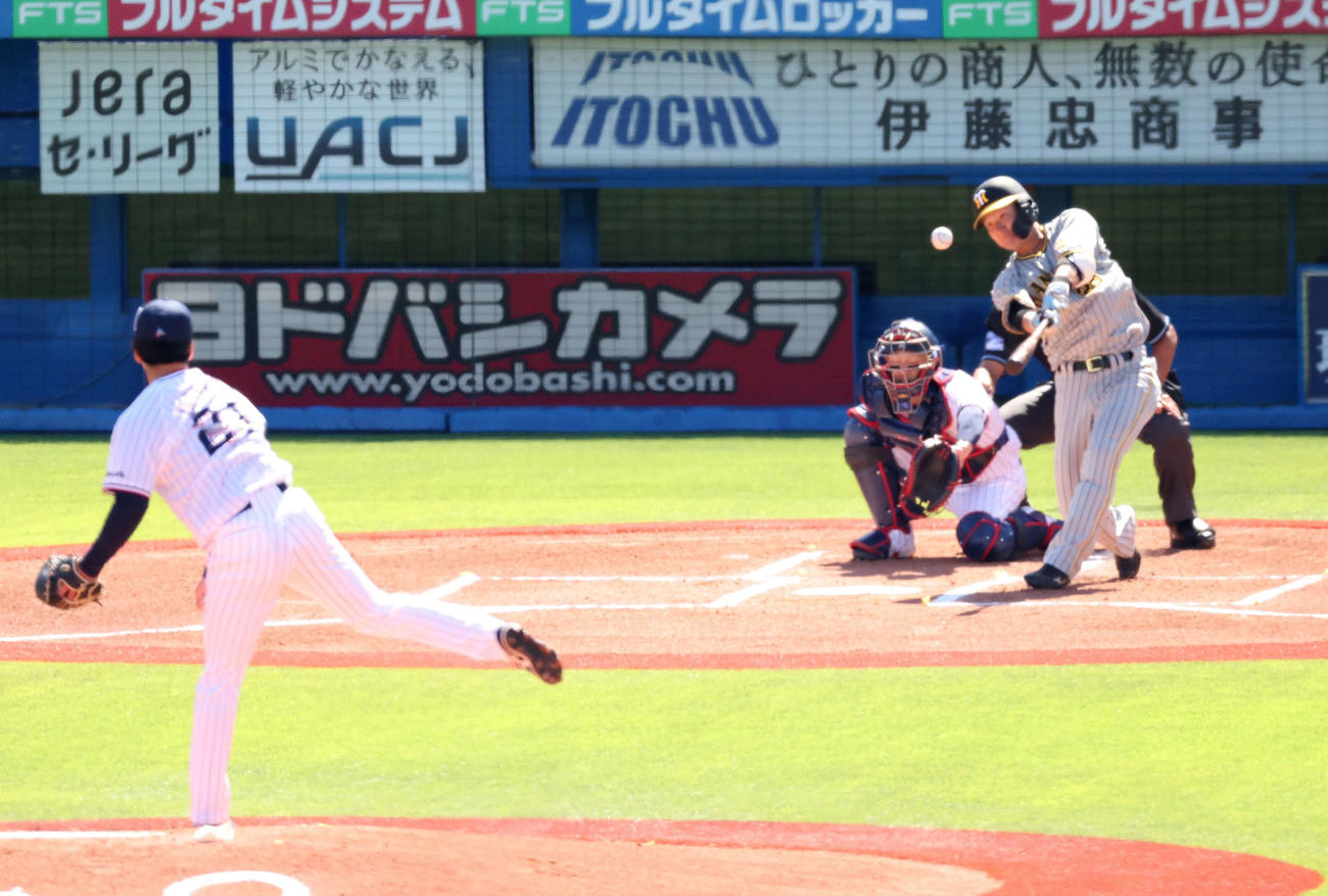 ヤクルト対阪神　1回表阪神2死、二塁打を放つ渡辺。吉村（撮影・河田真司）