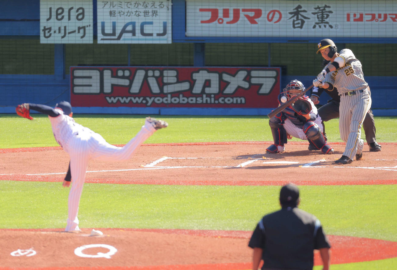 ヤクルト対阪神　6回表阪神1死一塁、右前打を放つ渡辺。投手石山（撮影・河田真司）