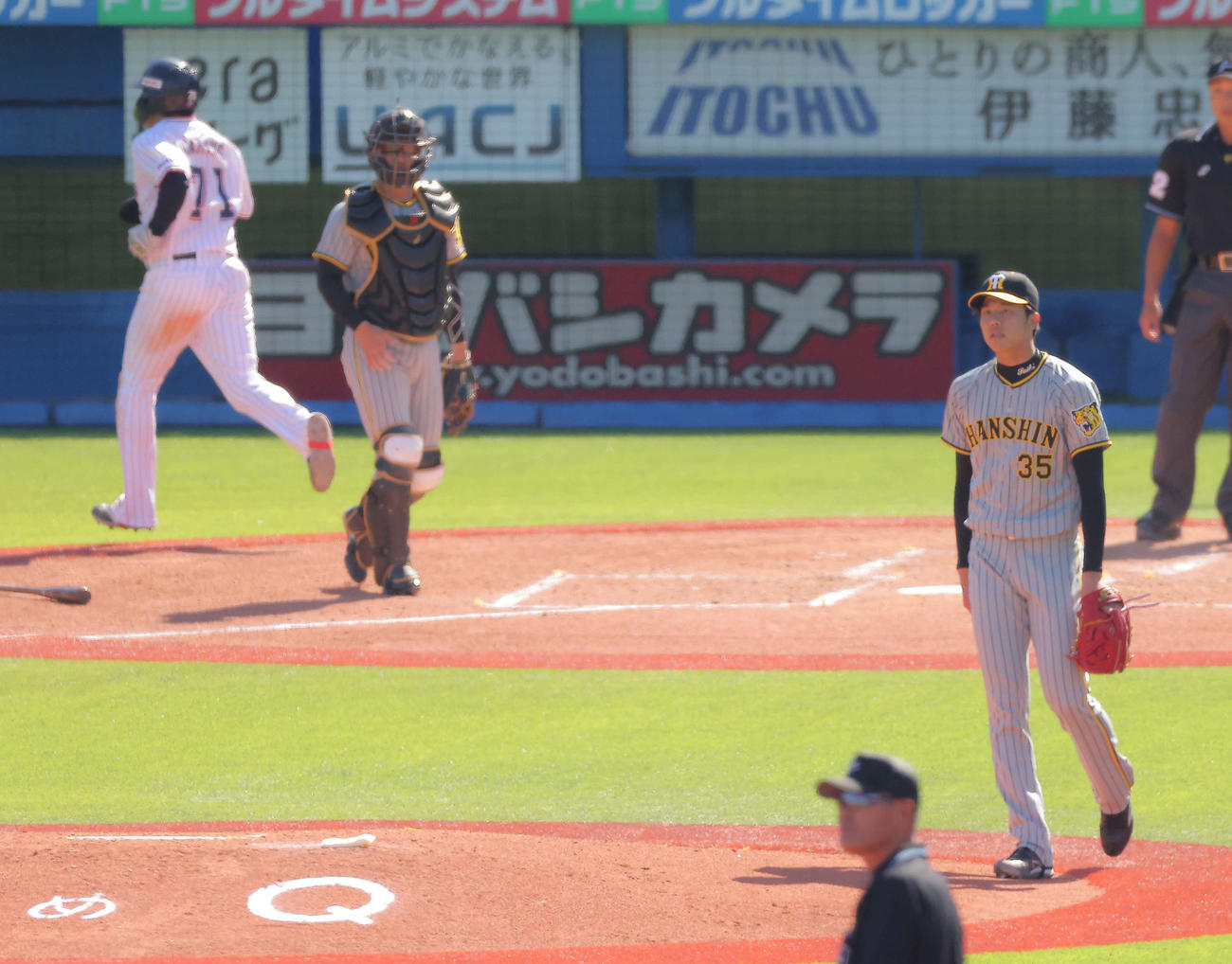ヤクルト対阪神　3回裏ヤクルト1死三塁、武岡に中前先制適時打を浴びる才木（右）（撮影・河田真司）
