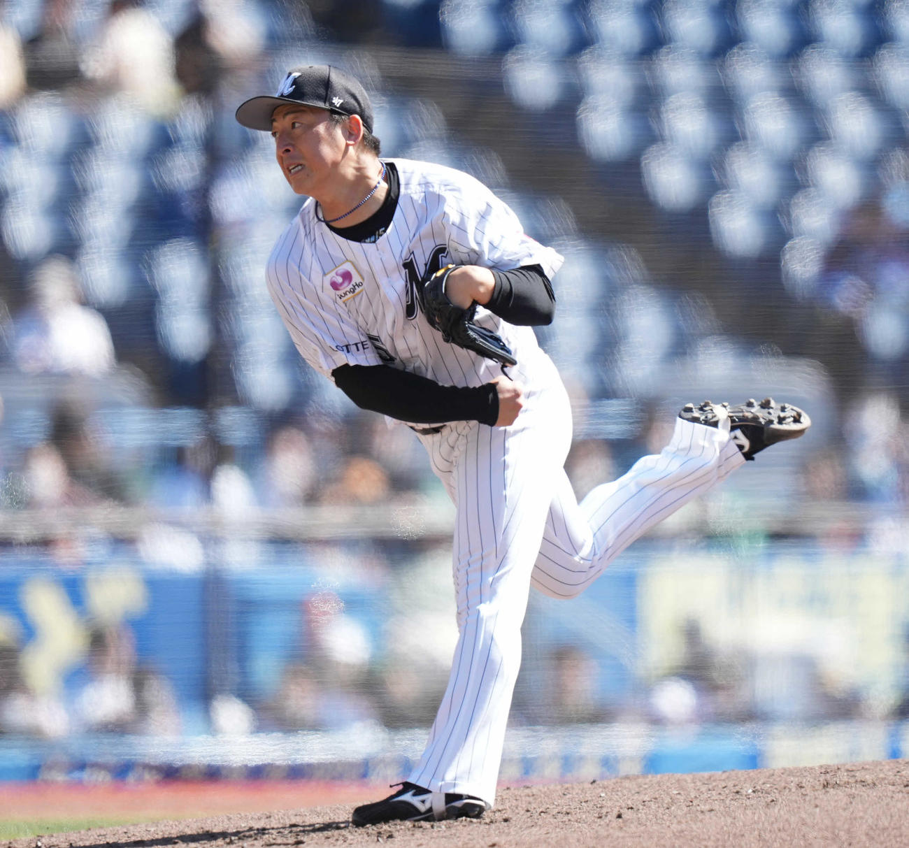 ロッテ対西武　先発し力投するロッテ美馬（撮影・鈴木みどり）