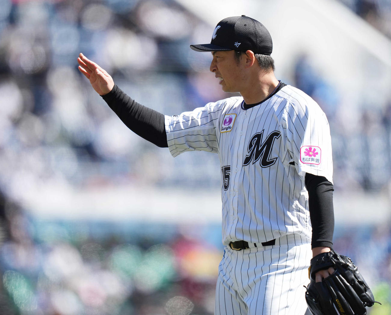 ロッテ対西武　3回表を終え、顔をしかめるロッテ美馬（撮影・鈴木みどり）