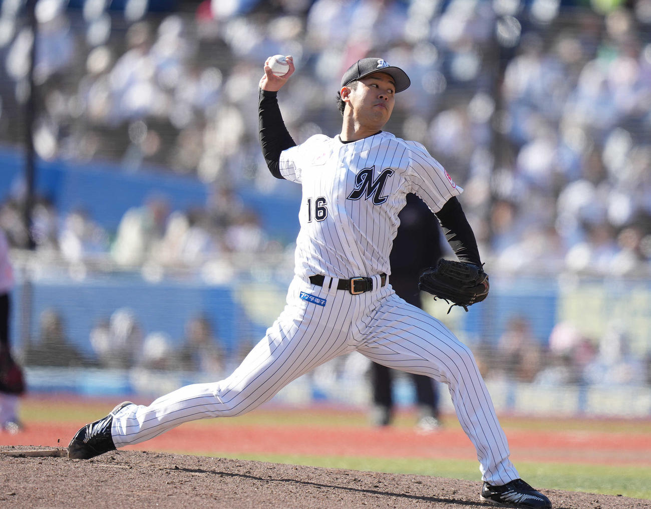 ロッテ対西武　5回表から2番手で登板したロッテ種市（撮影・鈴木みどり）
