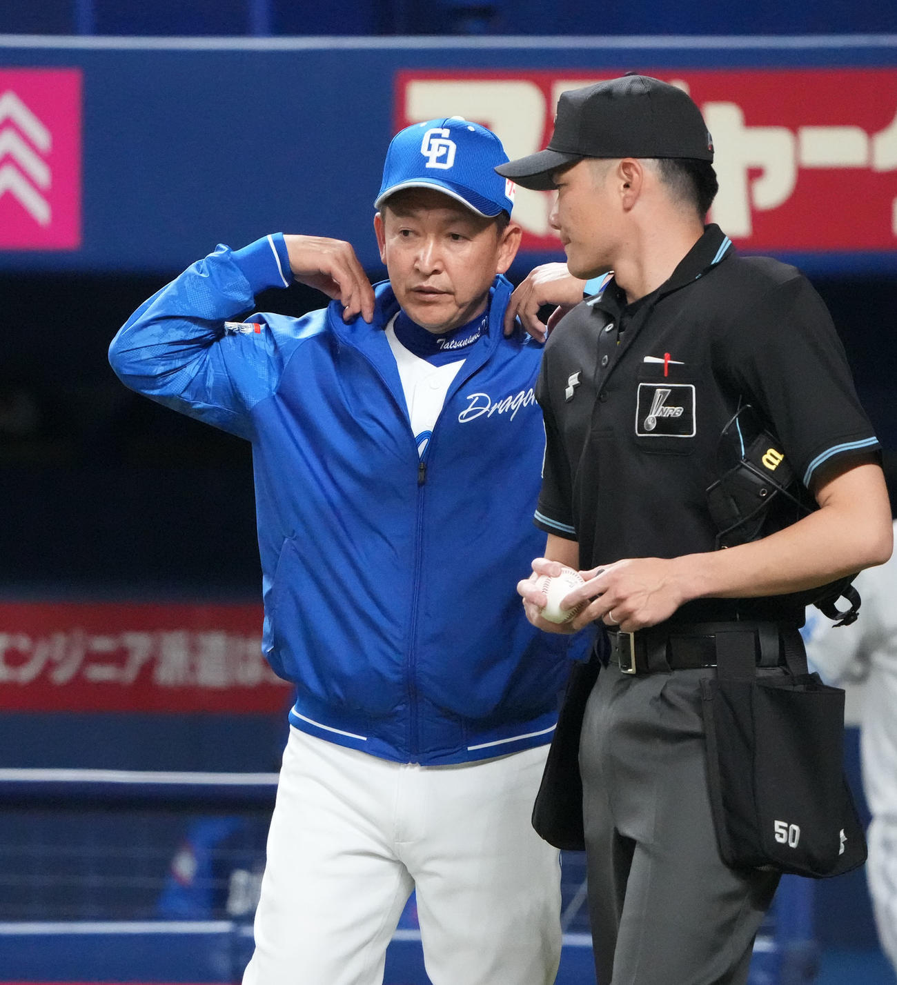 中日対楽天　1回表楽天攻撃終了、主審と言葉を交わす立浪監督（左）（撮影・森本幸一）