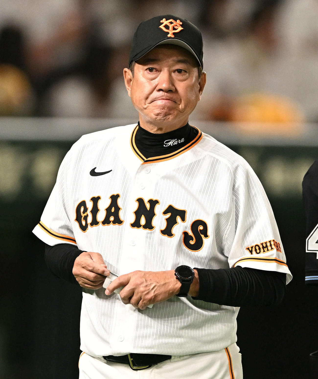 巨人対日本ハム　交代を伝える巨人原監督（撮影・滝沢徹郎）