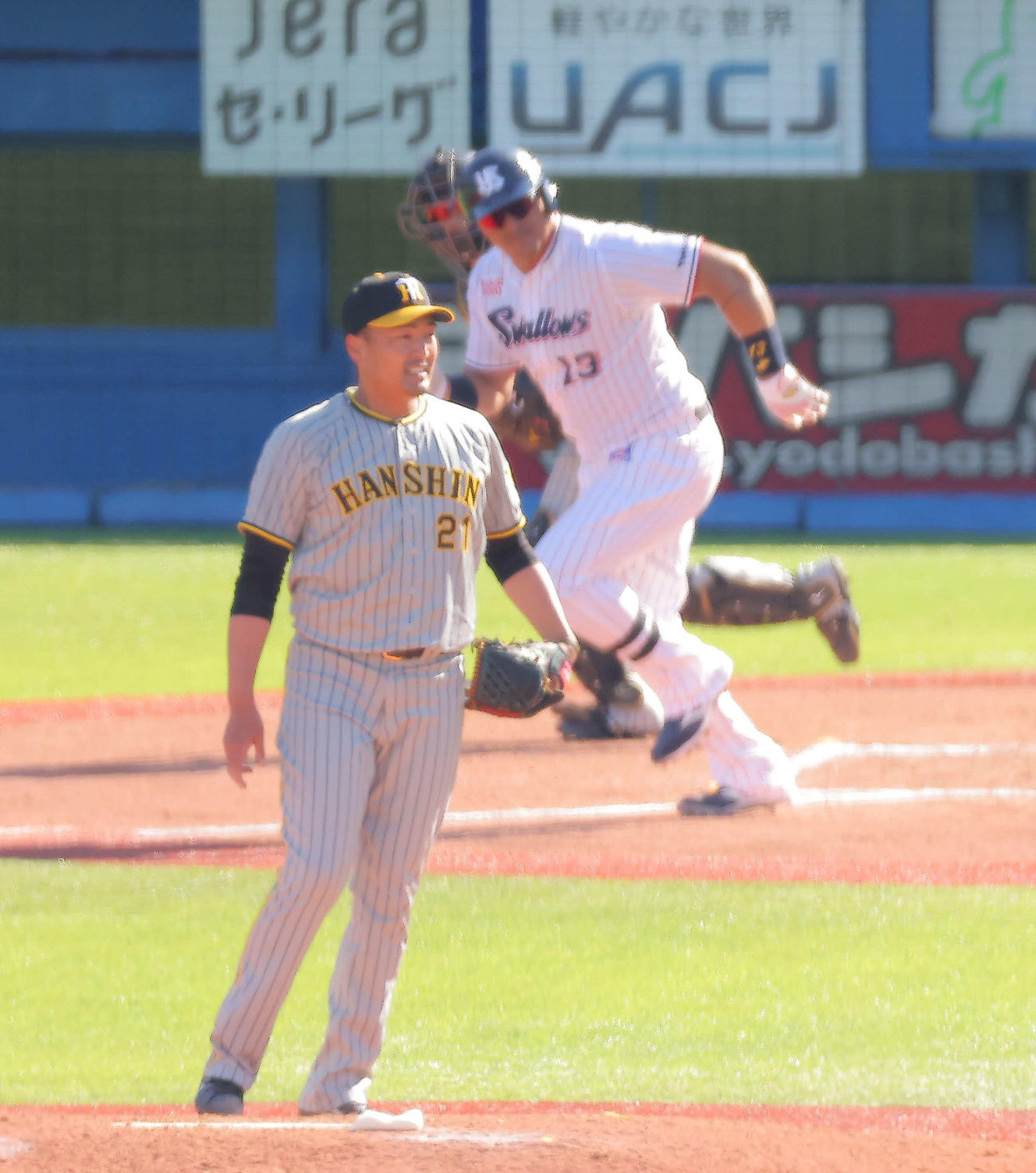 ヤクルト対阪神　6回裏ヤクルト1死、オスナ（奥）を三ゴロに抑える秋山（撮影・河田真司）