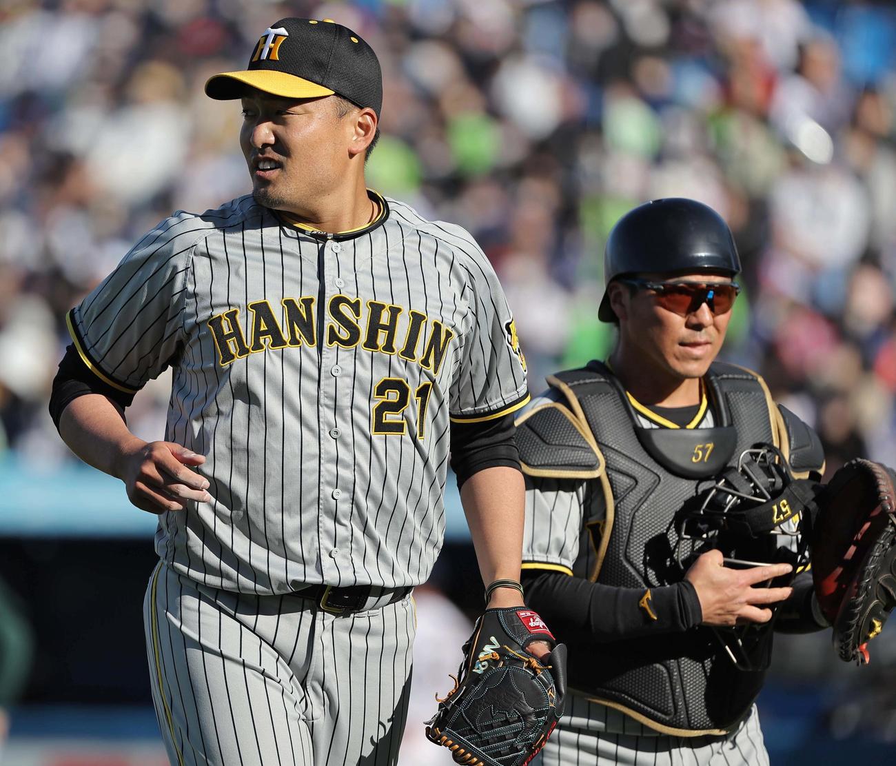 ヤクルト対阪神　2番手で登板した秋山（左）はヤクルト打線を3回無失点に抑えた。右は長坂（撮影・上田博志）