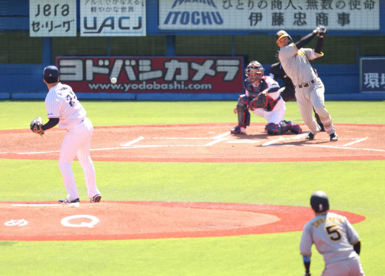 ヤクルト対阪神　1回表阪神無死二塁、投ゴロを放つ森下。投手吉村（撮影・河田真司）