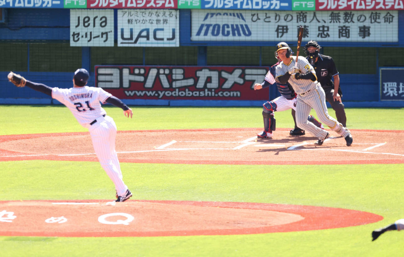 ヤクルト対阪神　1回表阪神無死二塁、投ゴロを放つ森下。投手吉村（撮影・河田真司）