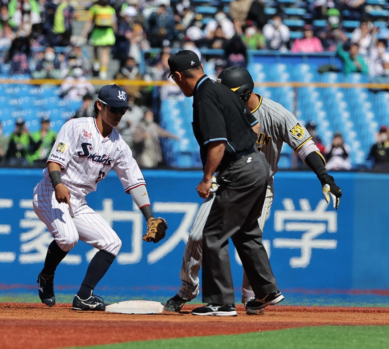 ヤクルト対阪神　1回表阪神無無死二塁、森下は近本が二三塁間に挟まれている間に二塁に向かうも憤死する（撮影・上田博志）