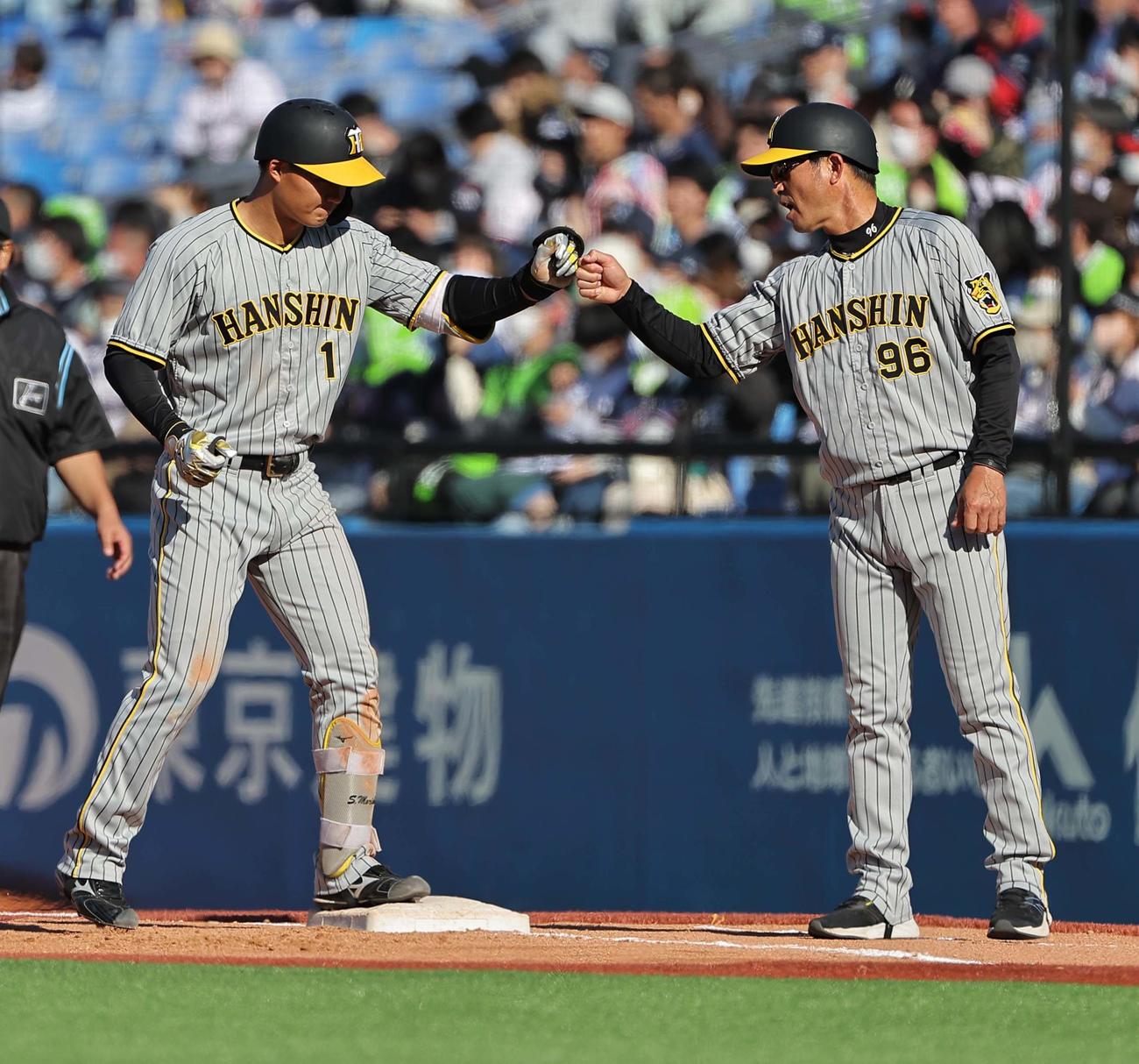 ヤクルト対阪神　1回表阪神無無死二塁、森下は近本が二三塁間に挟まれている間に二塁に向かうも憤死する（撮影・上田博志）