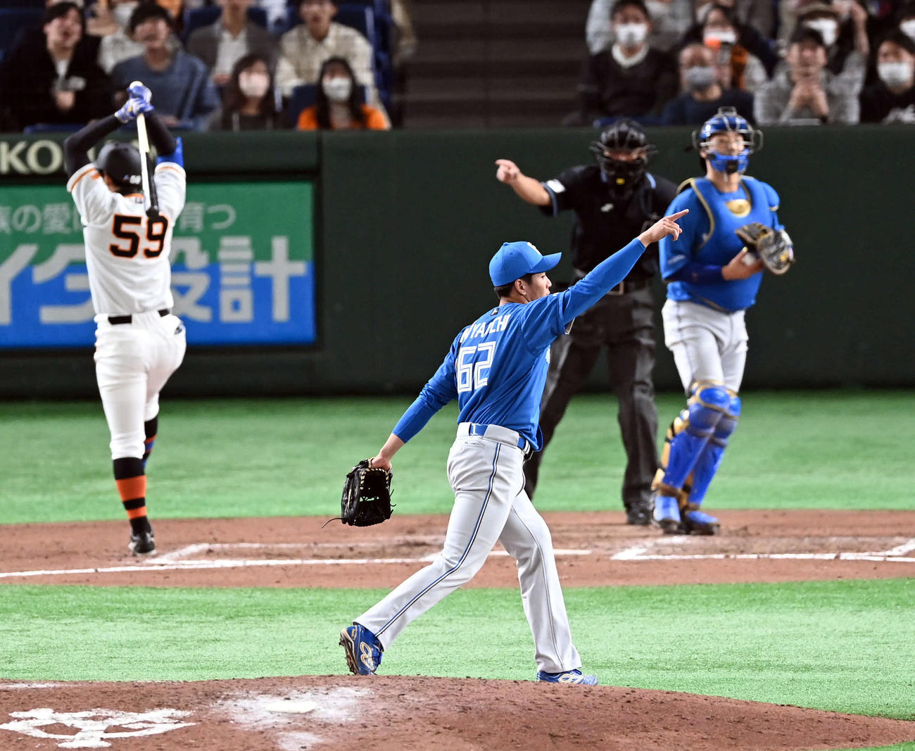 巨人対日本ハム　8回裏巨人2死一、二塁、松原を空振り三振に打ち取った宮内（撮影・たえ見朱実）