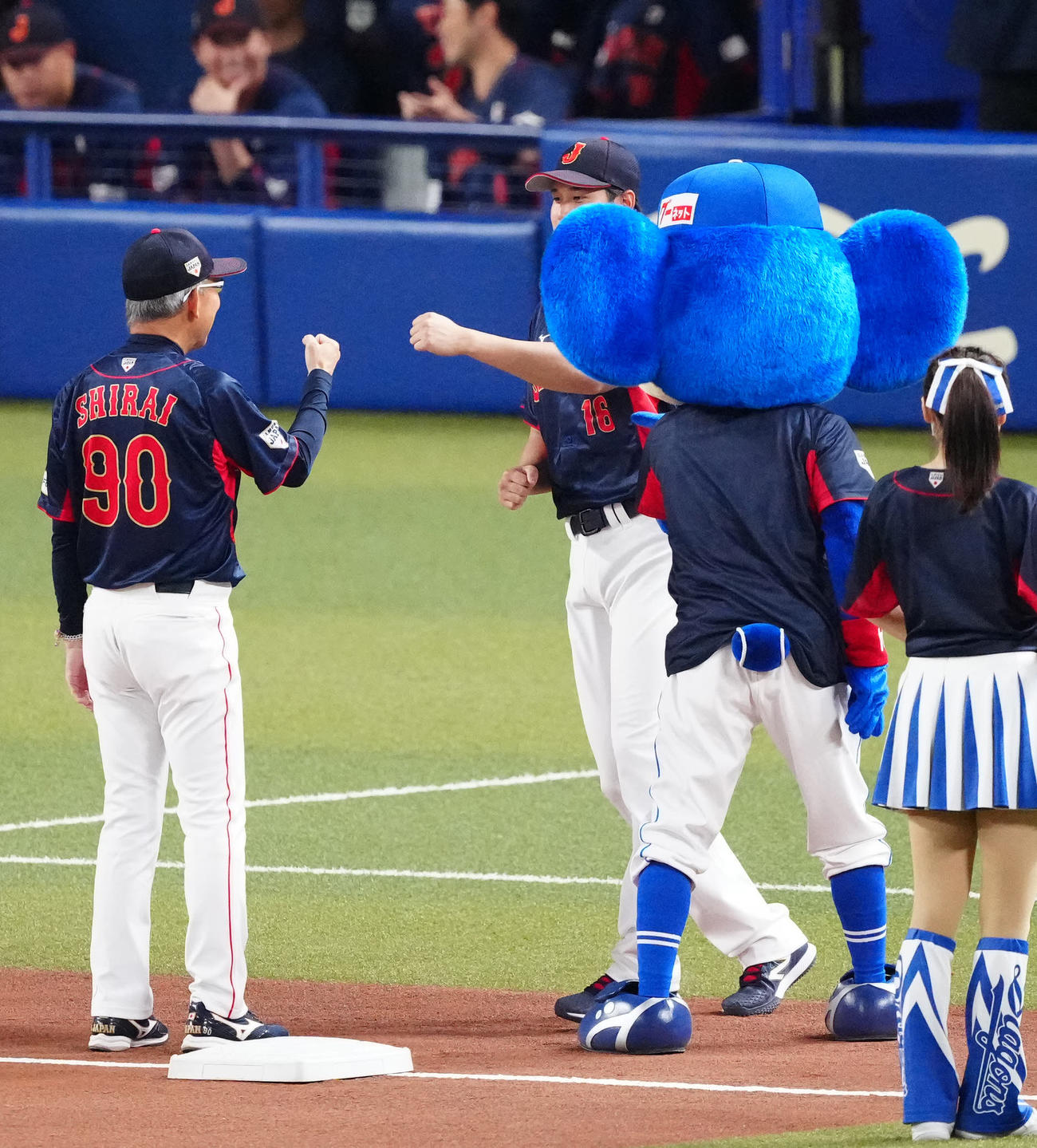 中日対侍ジャパン　試合前のセレモニーで入場し、ドアラ（中央右）の方へ向かうも、タッチをしない大谷（撮影・江口和貴）