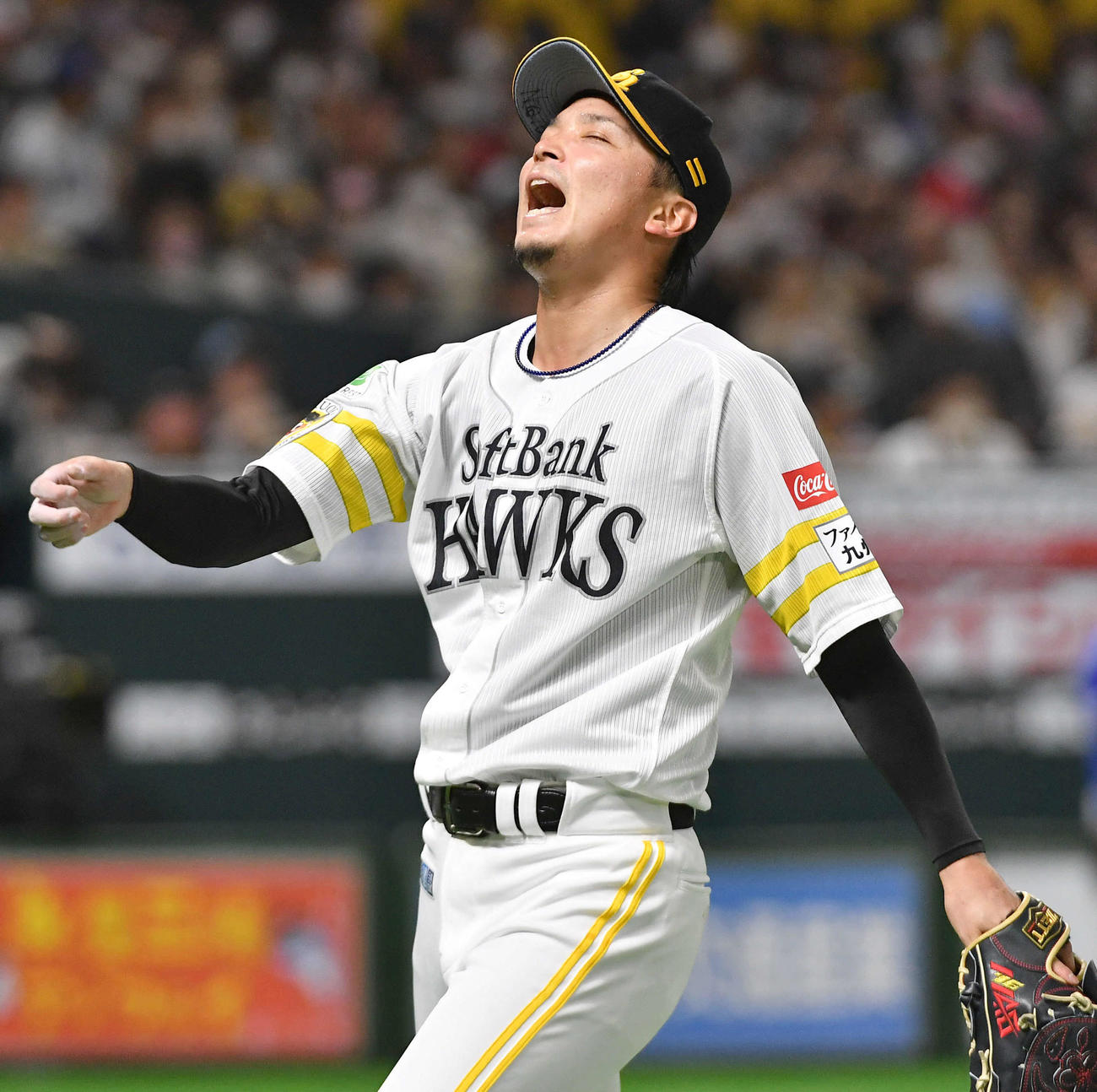 ソフトバンク対DeNA 6回表DeNA2死三塁、京田に投手への適時内野安打を許し、悔しがる東浜（撮影・岩下翔太）