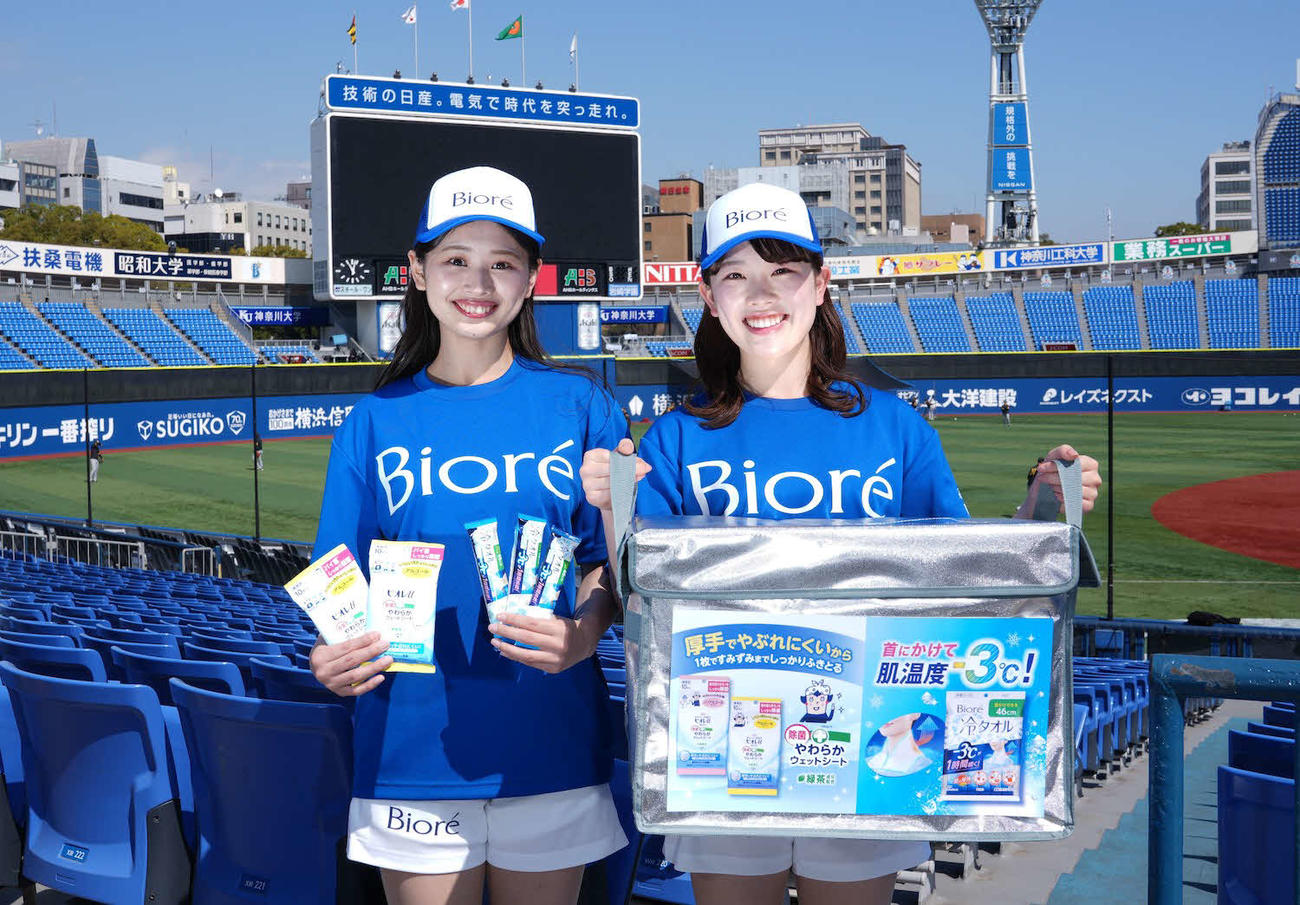 横浜スタジアムで球界初となる除菌シートと冷タオル（夏季限定）の立売販売を実施（球団提供）