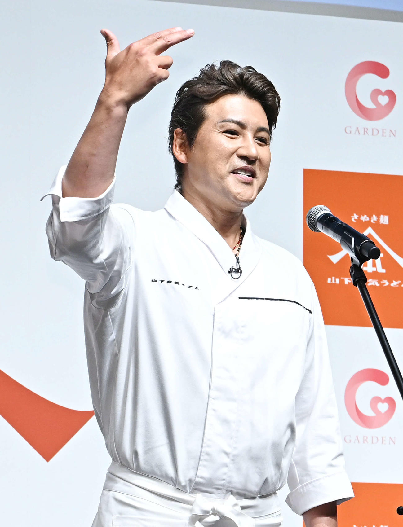 「山下本気うどん　フランチャイズ募集開始発表会」でフランチャイズ開始宣言をする日本ハム新庄監督（撮影・滝沢徹郎）