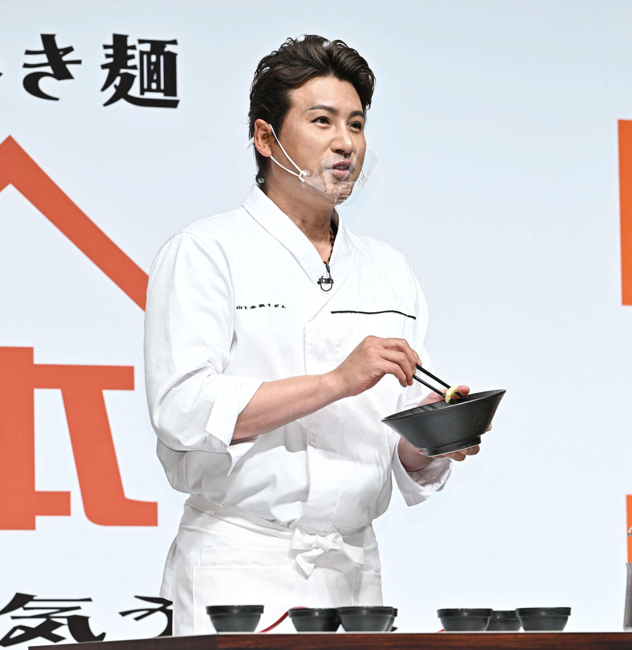 「山下本気うどん　フランチャイズ募集開始発表会」でうどんを調理する日本ハム新庄監督（撮影・滝沢徹郎）