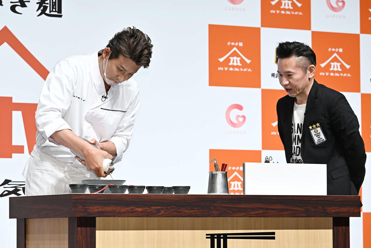 うどんを調理する日本ハム新庄監督（左）と見守るインタビューマン山下（撮影・滝沢徹郎）