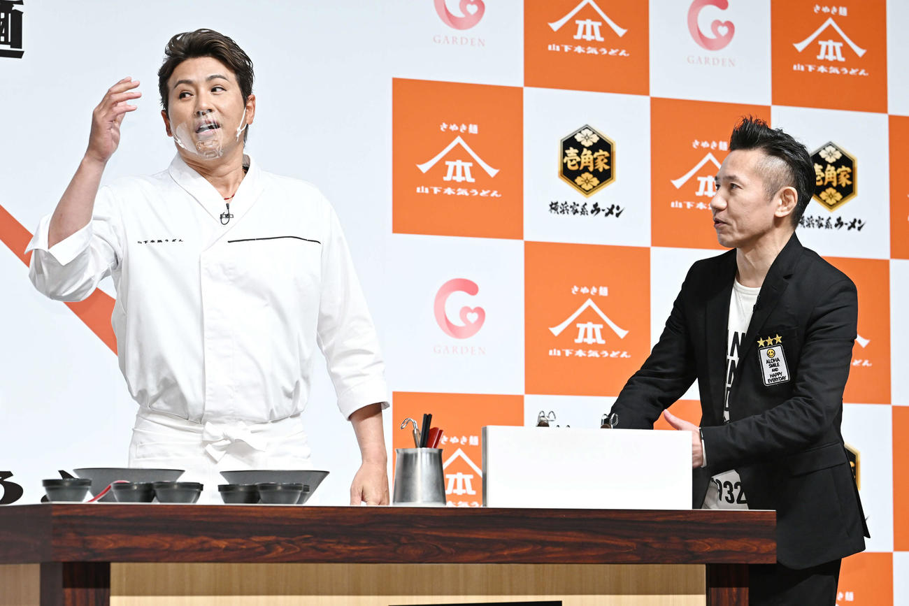 「山下本気うどん　フランチャイズ募集開始発表会」でトークする日本ハム新庄監督（左）とインタビューマン山下（撮影・滝沢徹郎）