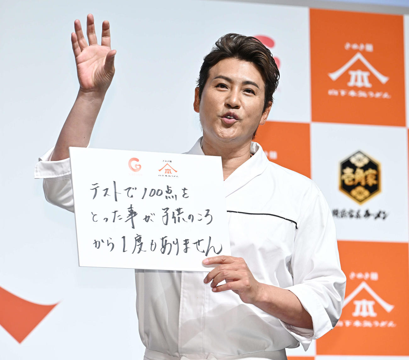 「テストで100点をとった事が子供のころから1度もありません」とパネルに記した日本ハム新庄監督（撮影・滝沢徹郎）