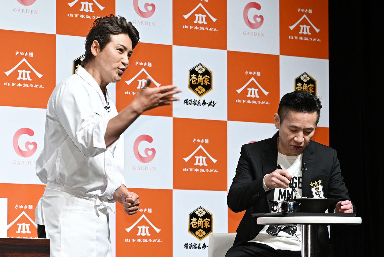 自身が作ったうどんをインタビューマン山下（右）に食べてもらう日本ハム新庄監督（撮影・滝沢徹郎）