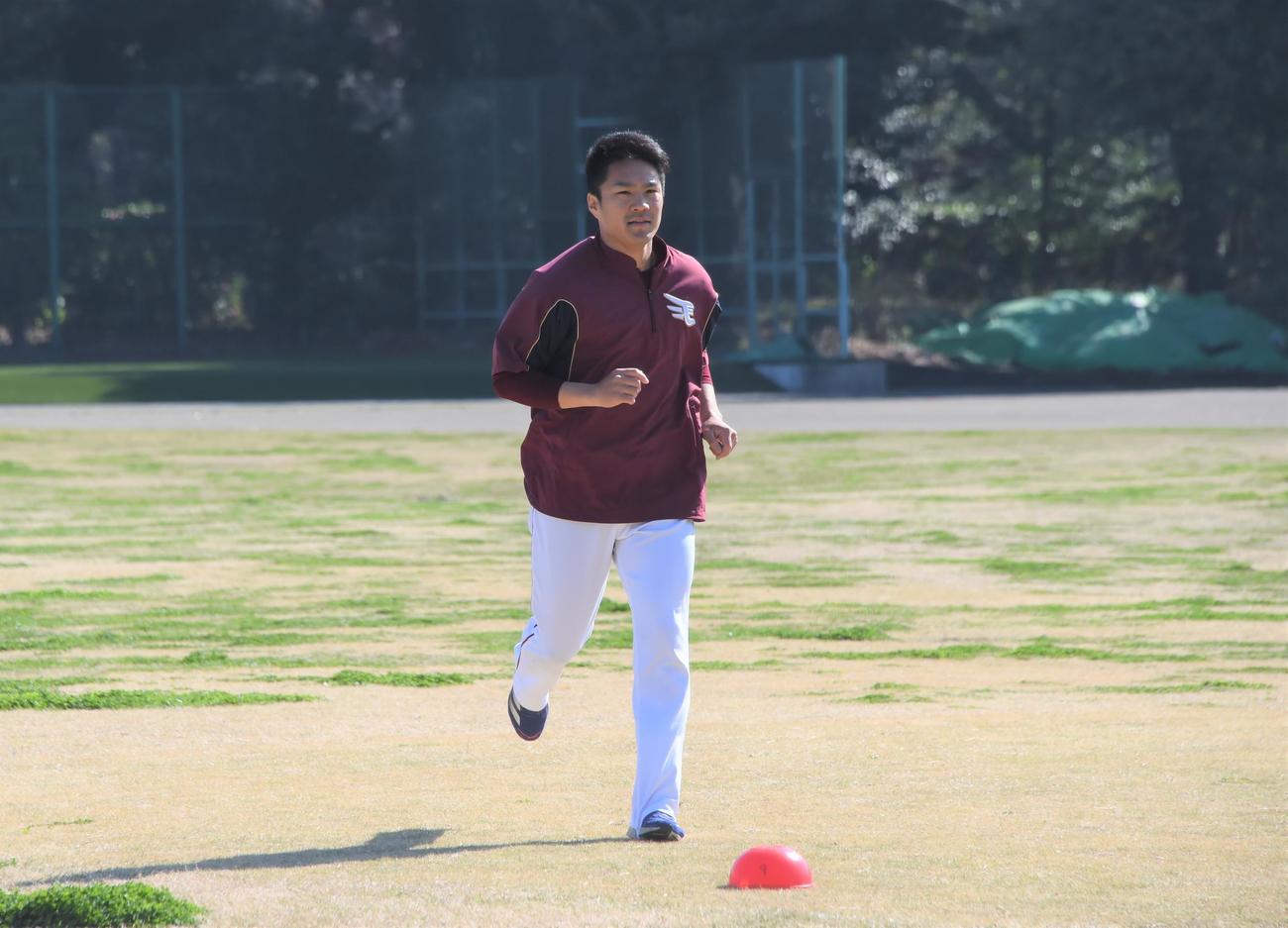 ランニングする楽天則本（撮影・鈴木正章）