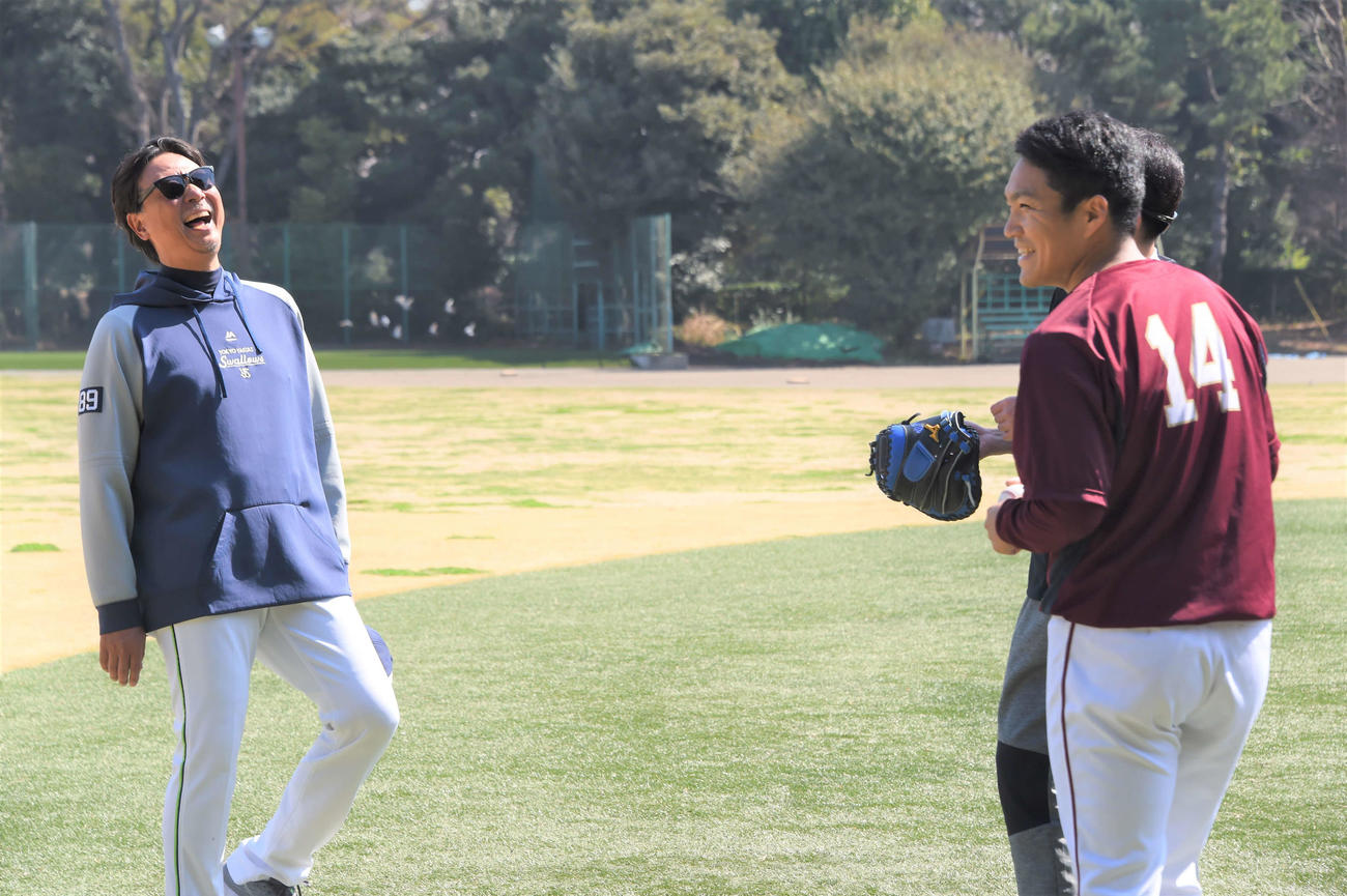 神宮外苑で練習を行った楽天則本（右）はヤクルト伊藤投手コーチを笑顔で話す（撮影・鈴木正章）