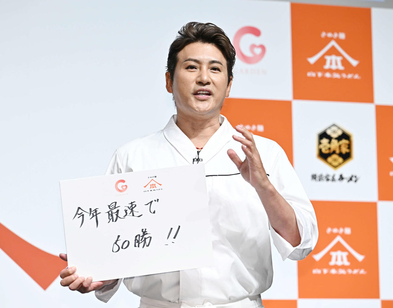今年最速で成し遂げたい事として「今年最速で50勝！！」とパネルに記した日本ハム新庄監督（撮影・滝沢徹郎）