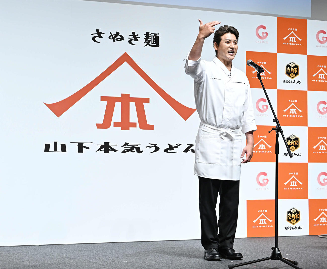「山下本気うどん　フランチャイズ募集開始発表会」でフランチャイズ開始宣言をする日本ハム新庄監督（撮影・滝沢徹郎）