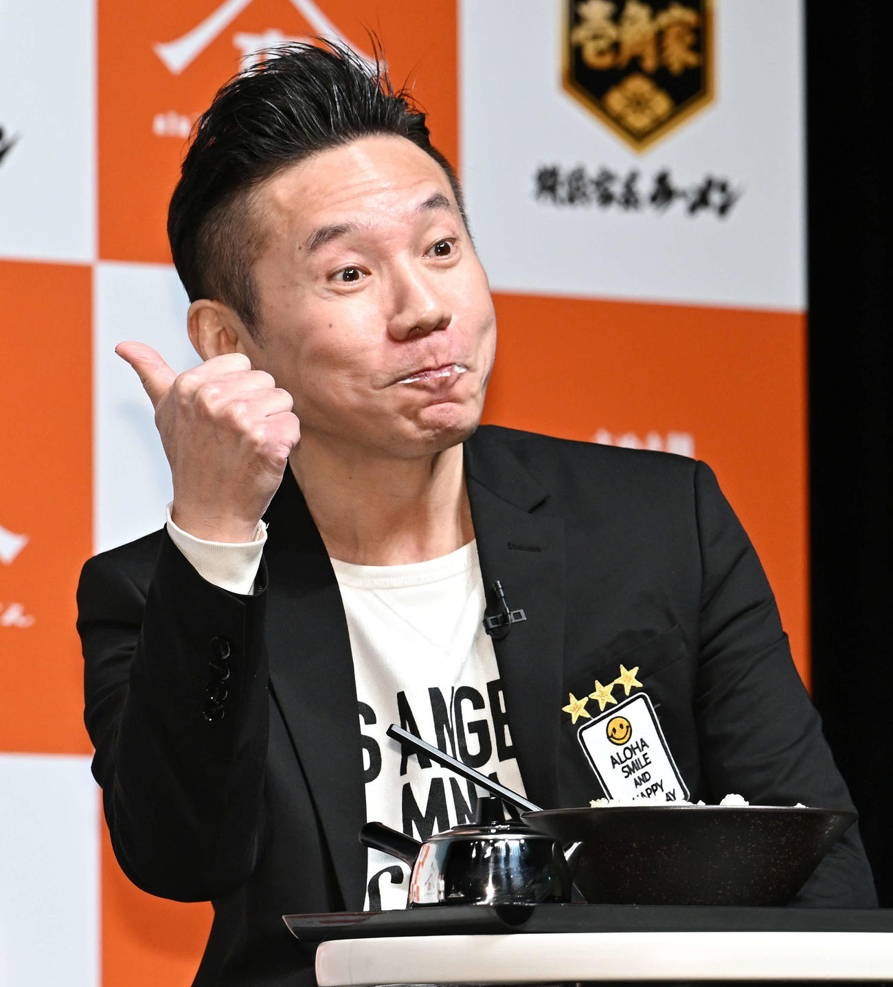 日本ハム新庄監督が作ったうどんを食べて上機嫌のインタビューマン山下（撮影・滝沢徹郎）