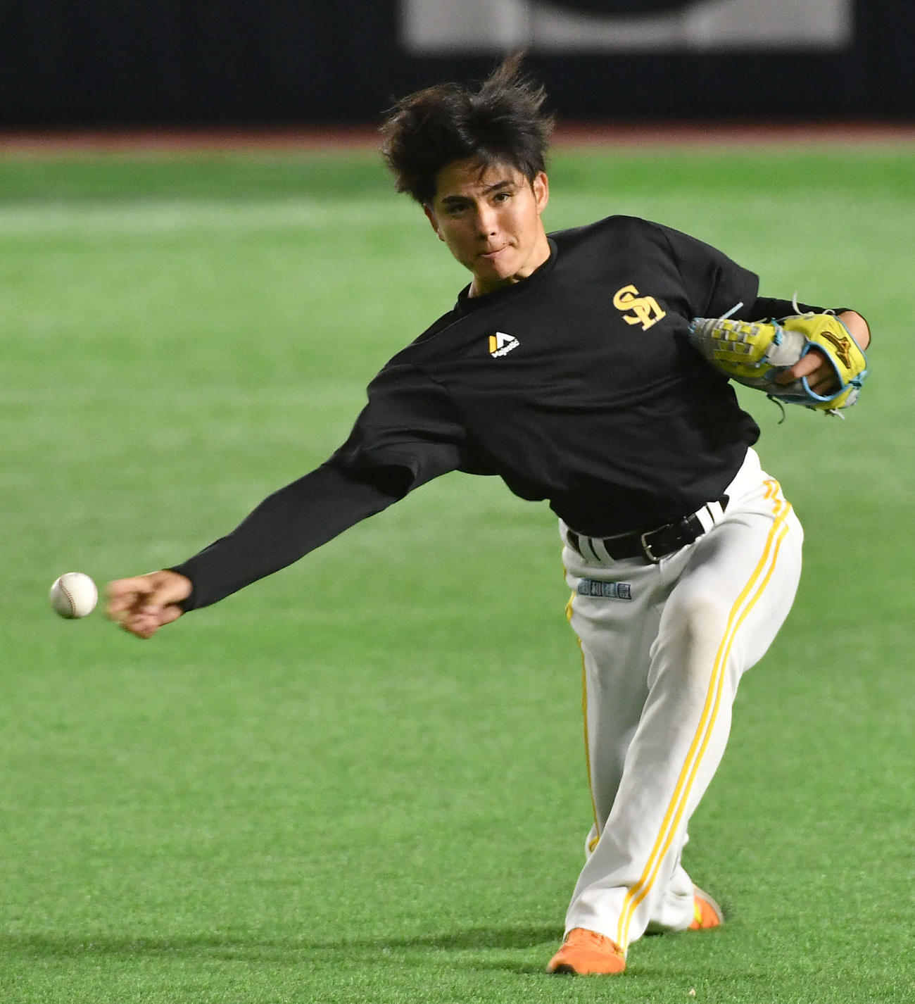 キャッチボールを行う高橋礼（撮影・岩下翔太）
