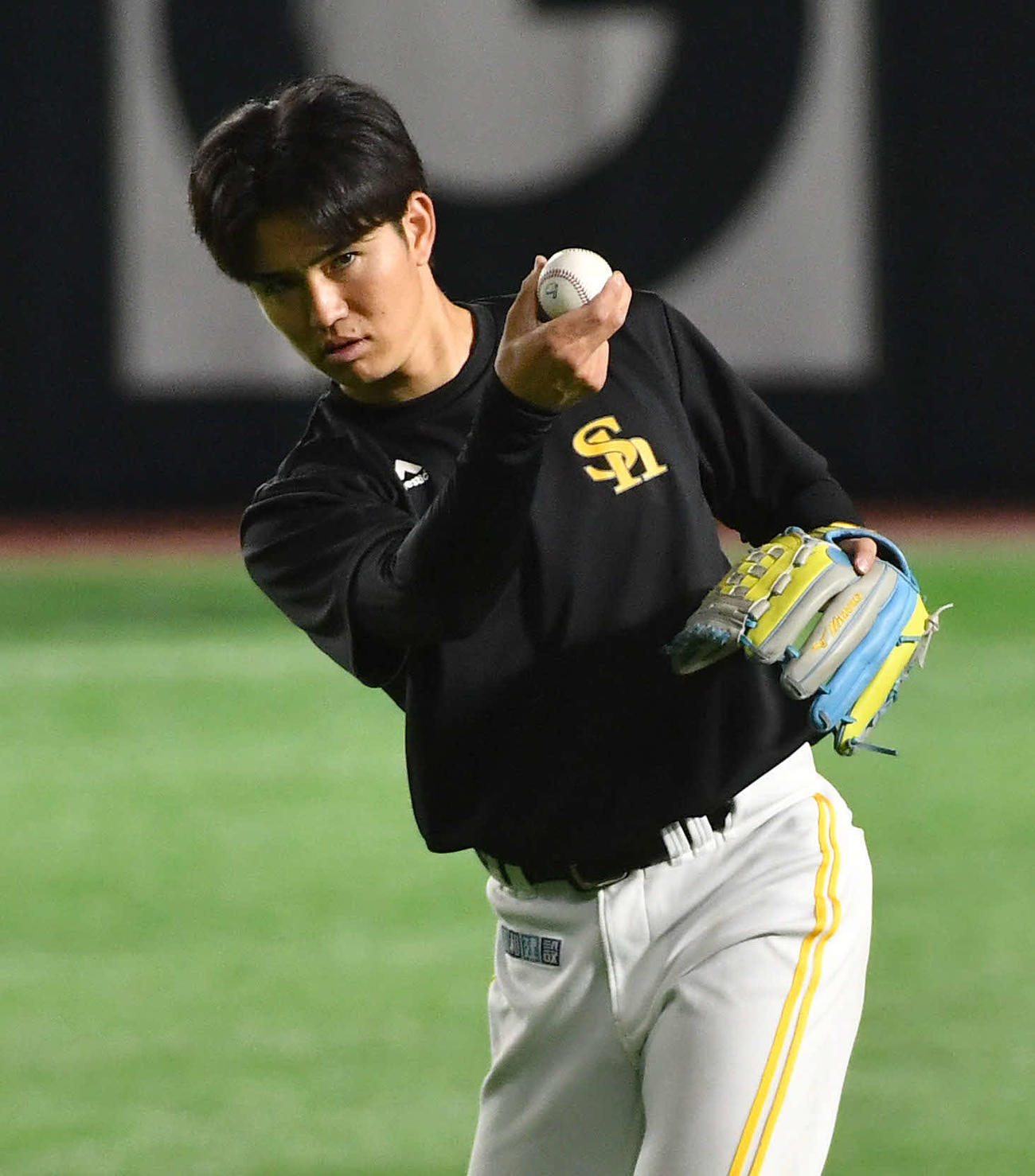 キャッチボールを行う高橋礼（撮影・岩下翔太）