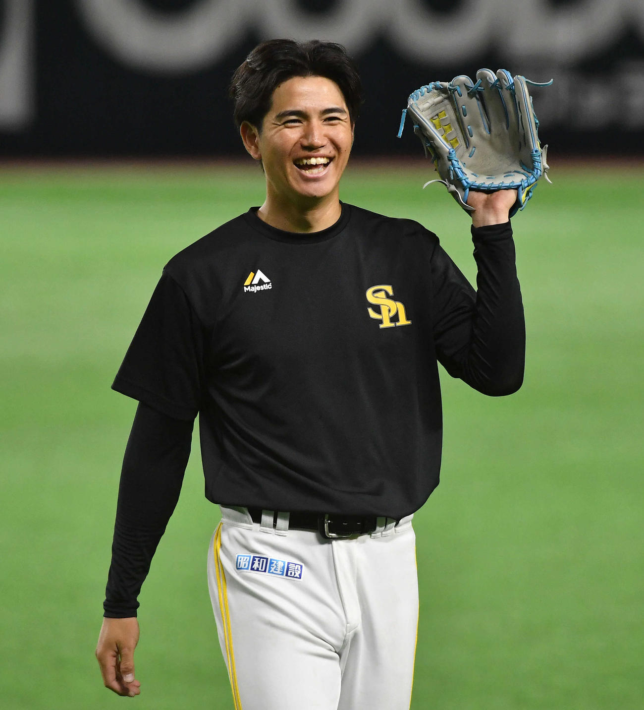キャッチボール中、笑顔を見せる高橋礼（撮影・岩下翔太）