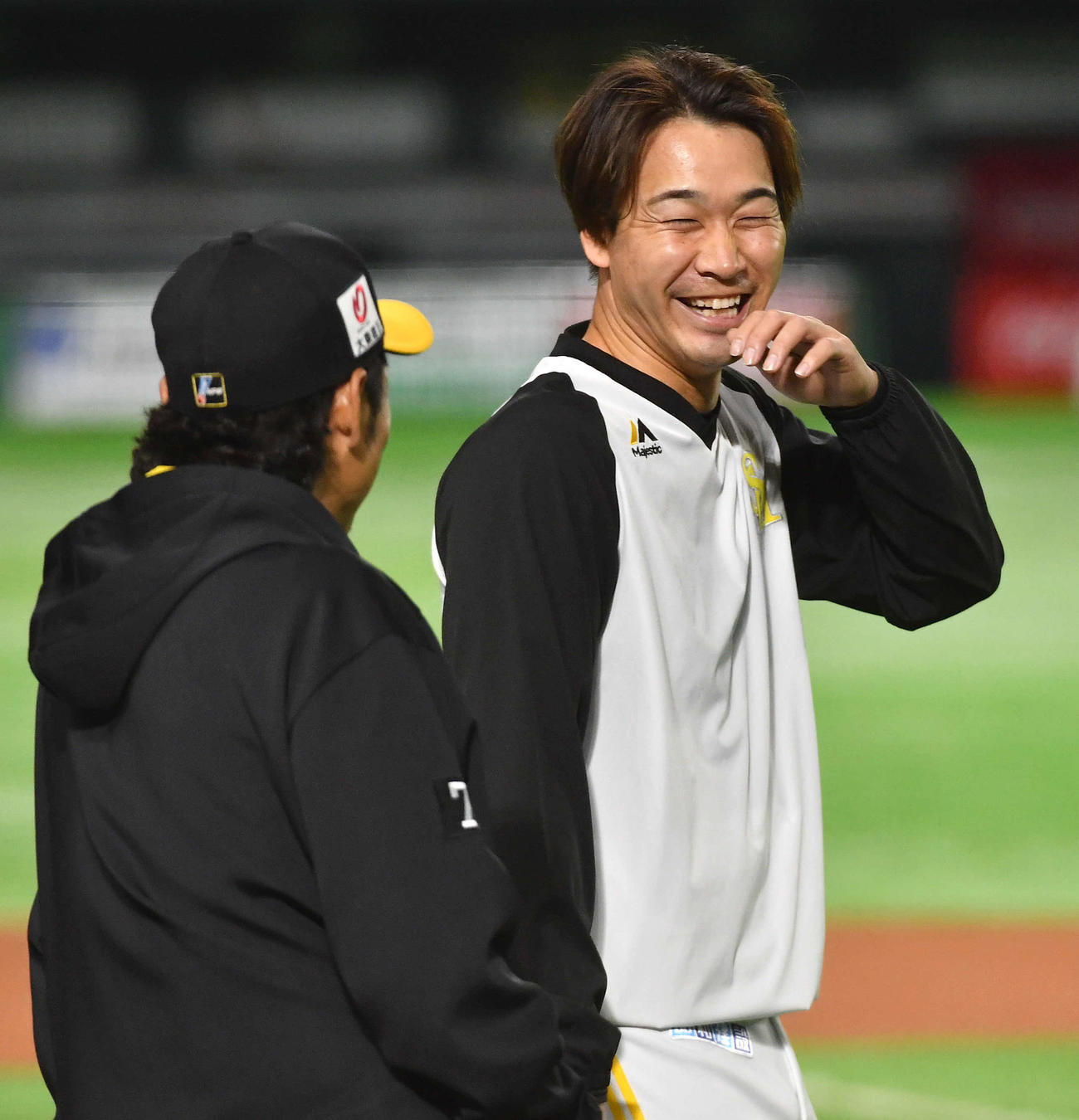 斉藤和巳コーチ（左）と談笑する武田（撮影・岩下翔太）