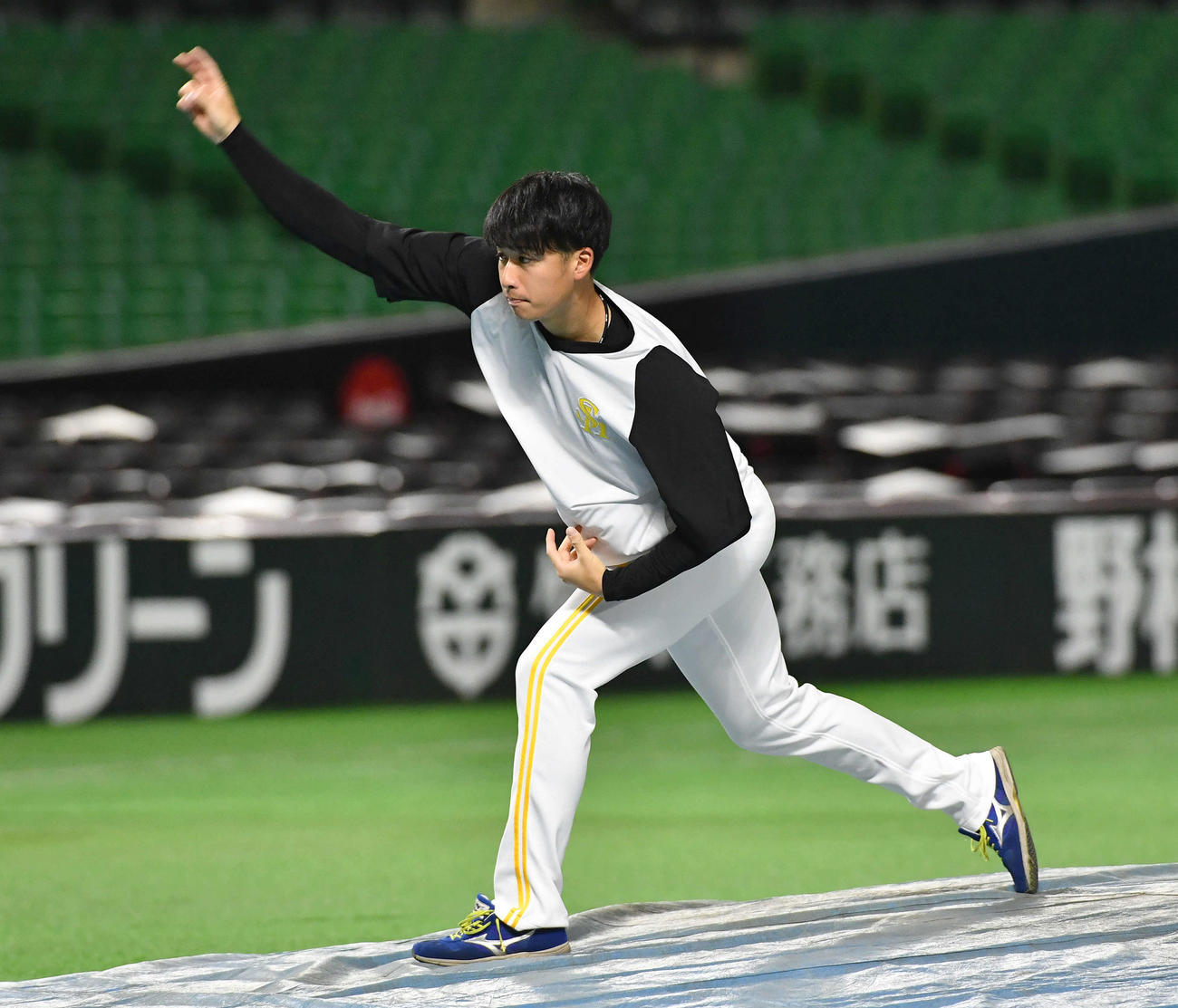 マウンドで動きを確認する板東（撮影・岩下翔太）