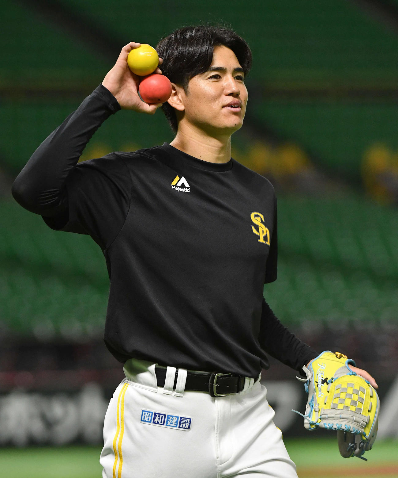 メディシンボールを手に移動する高橋礼（撮影・岩下翔太）